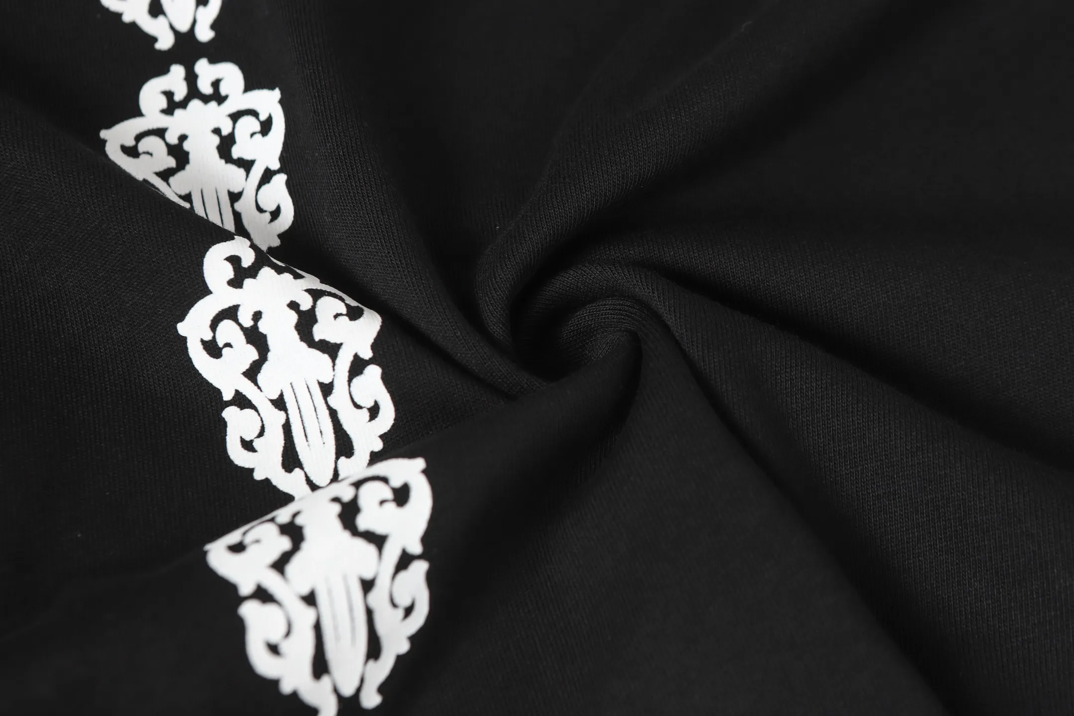 P150 Cross-border model, please do not place an order if you are looking for quality -Chrome Hearts/Chrome Hearts Sanskrit printed popular long-sleeved T-shirt -High weight, high density and high quality. The wool is soft, delicate and skin-friendly. Soft and silky to the touch. Excellent warmth and skin-friendly properties. -Customized weaving and dyeing, no color difference, regardless of fabric or workmanship details. Comparing the ordinary version on the market -Colour: black white -Size: S M L XL